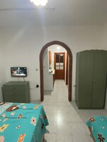 Quarto triplo standard, sacada, vista para a cidade | Wi-Fi de cortesia