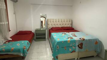 Chambre Triple Standard, balcon, vue ville | Wi-Fi gratuit