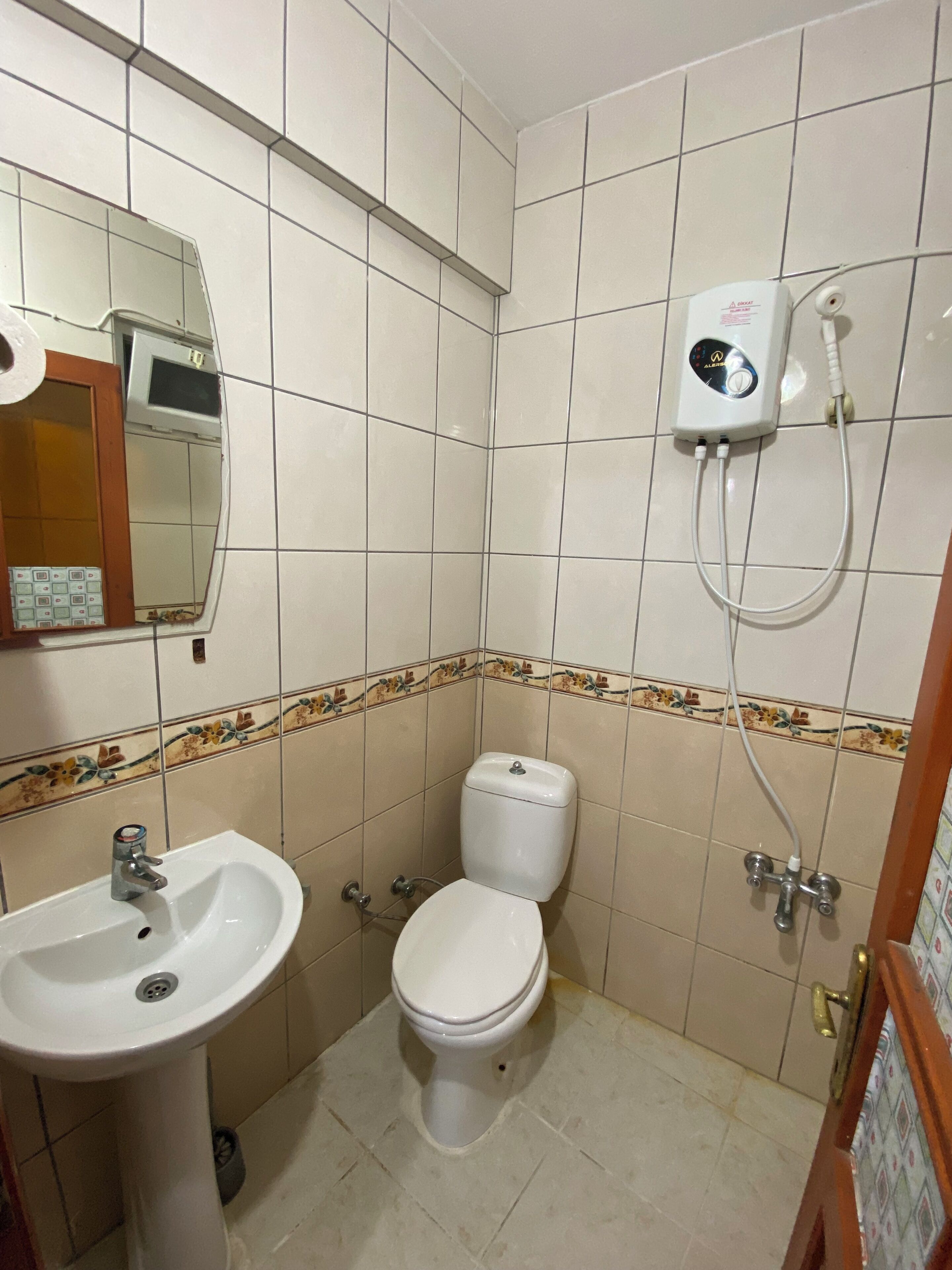 Standard Triple Room, Balcony, City View | Bathroom | Shower, toilet paper