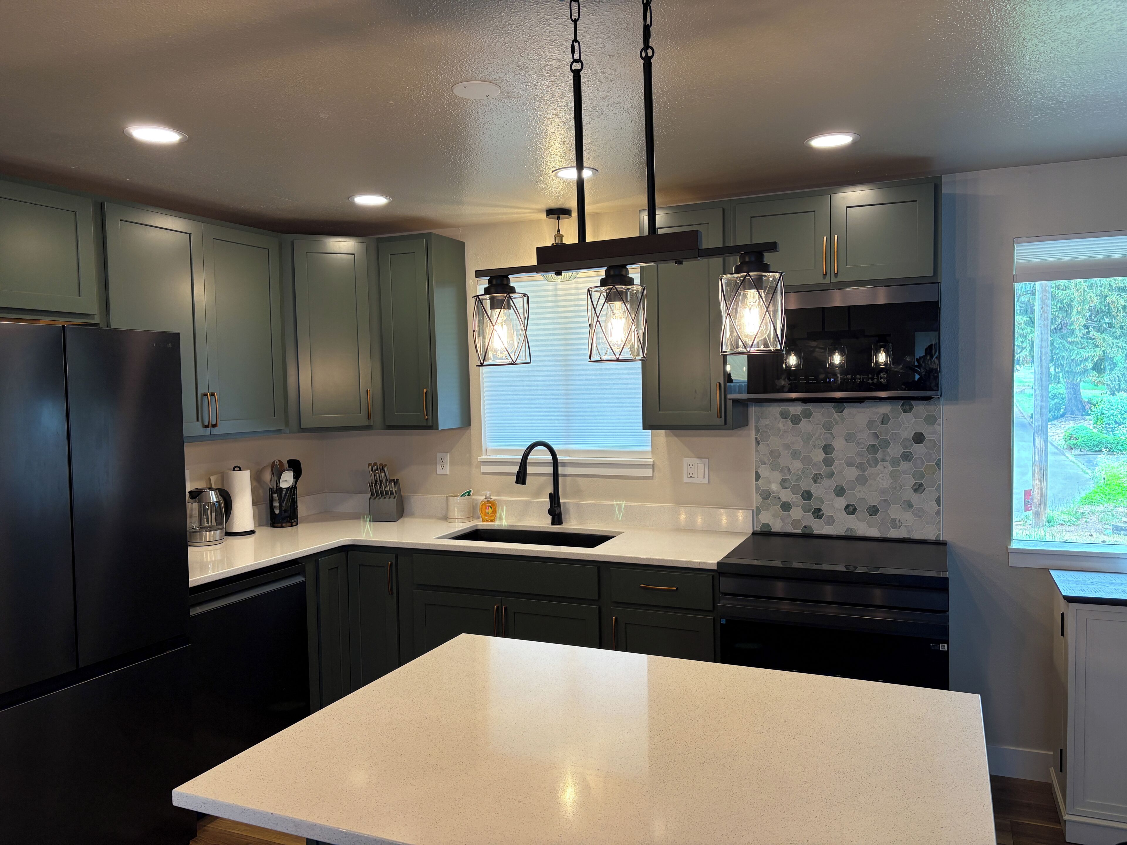 Coffee/tea maker, fridge, microwave, oven