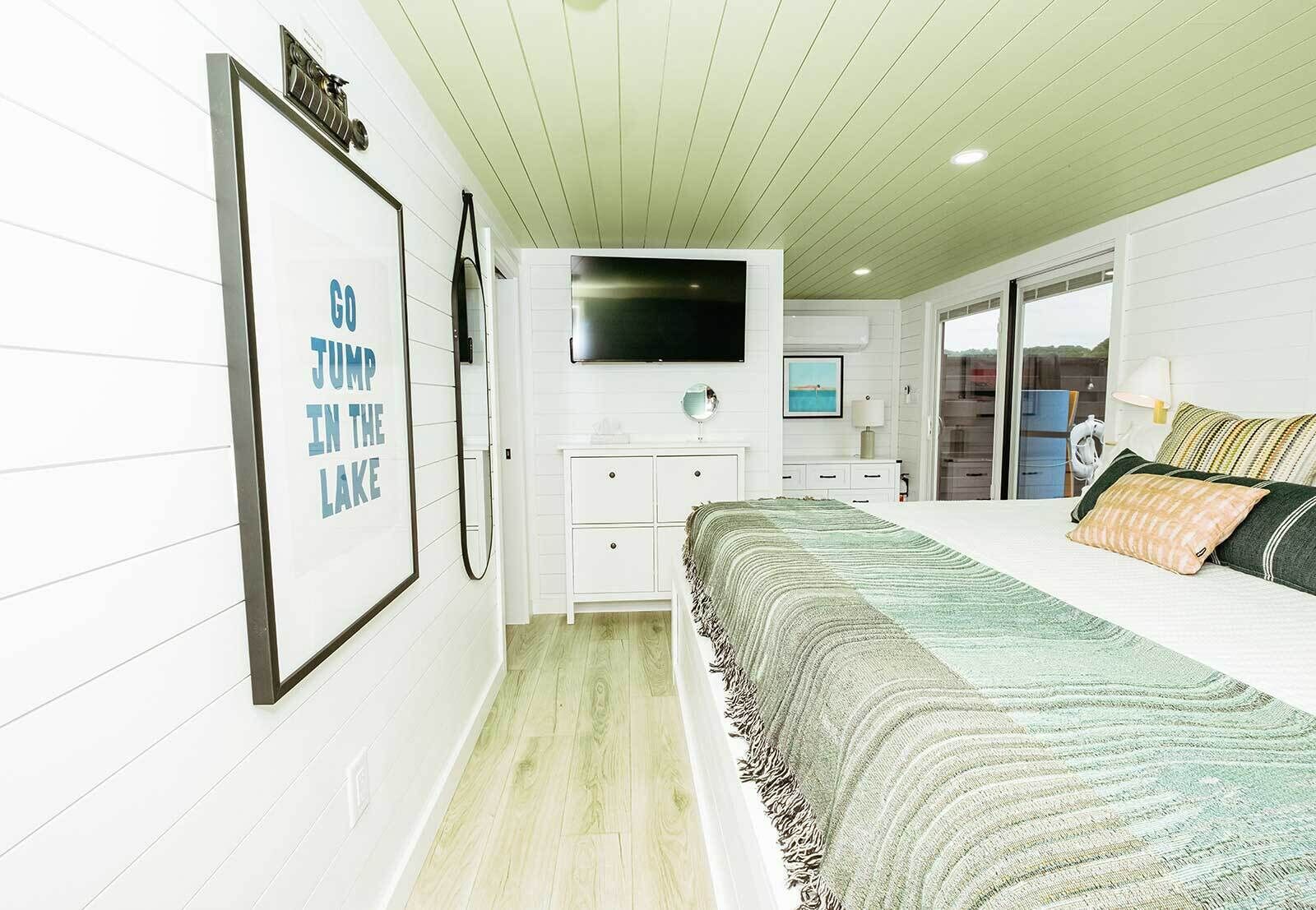 Travel cot, WiFi, bed sheets