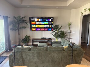 Smart TV - Fabulous 5-bedroom house with AC in charming Monument (Monument)