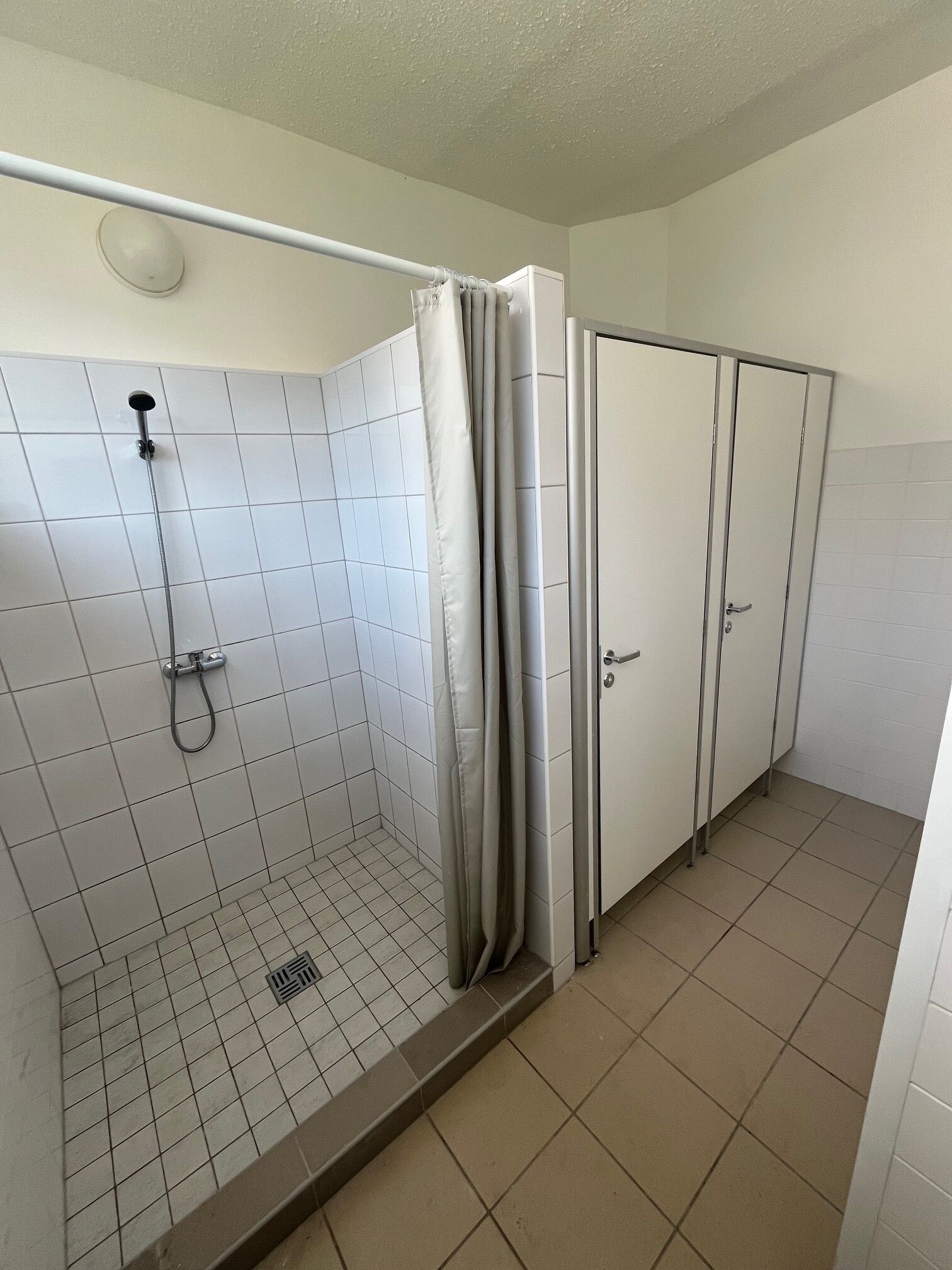 Dusch, handdukar, tvål och toalettpapper