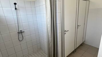 Dusch, handdukar, tvÄl och toalettpapper