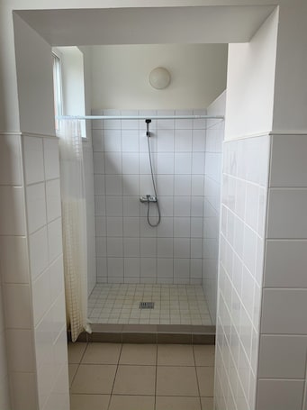 Douche, serviettes fournies, savon, papier toilette. Loksa Hostel in the Heart of Lahemaa National Park