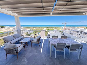 Outdoor dining - Penthouse with views of the Mediterranean - Beach 200 m away - Garage (Oliva)