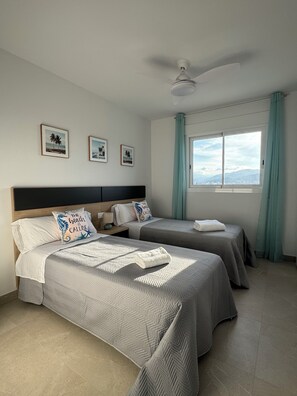 2 bedrooms, iron/ironing board, WiFi, bed sheets - Penthouse with views of the Mediterranean - Beach 200 m away - Garage (Oliva)