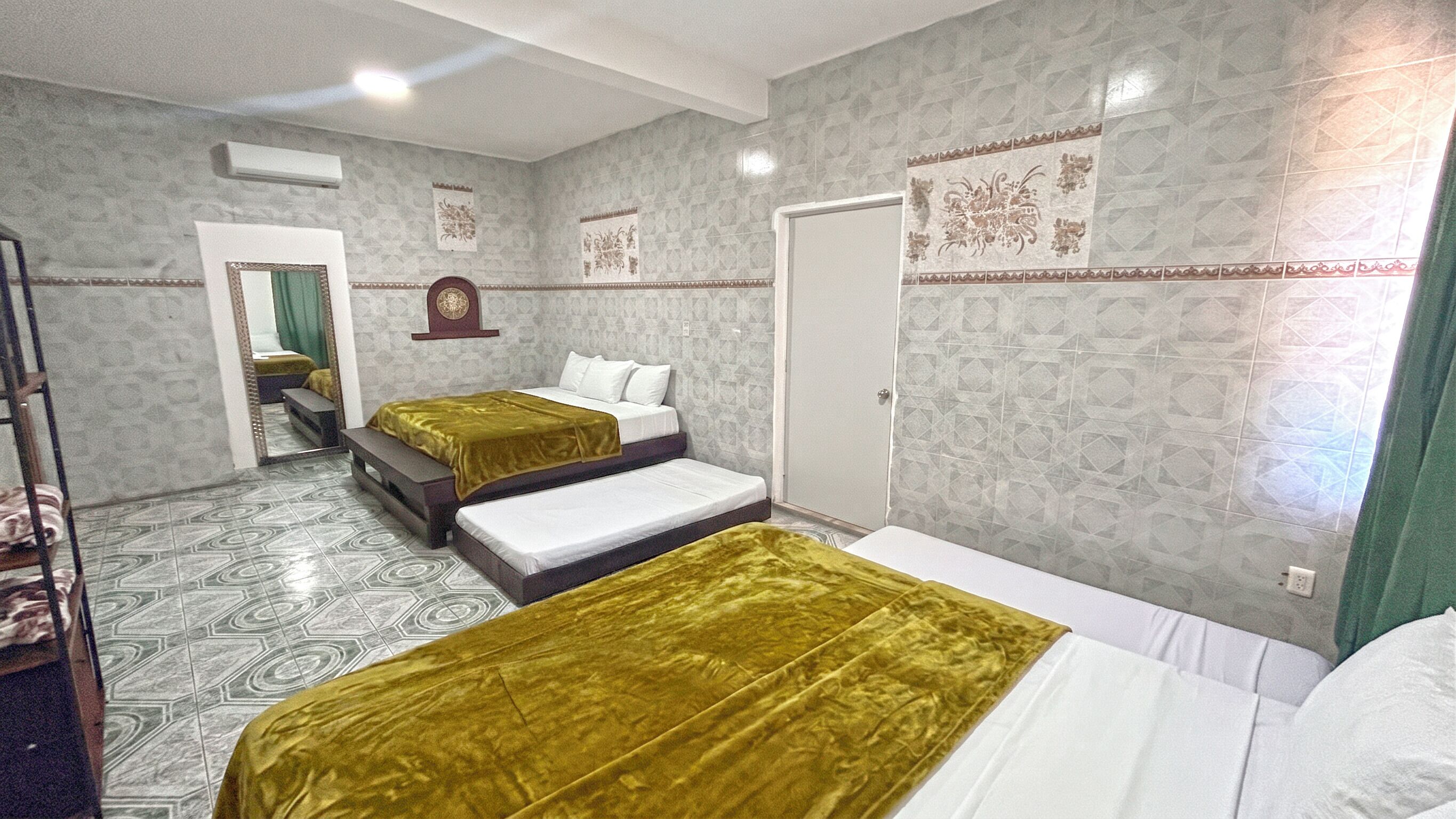 Cubrecamas, wifi gratis y ropa de cama 
