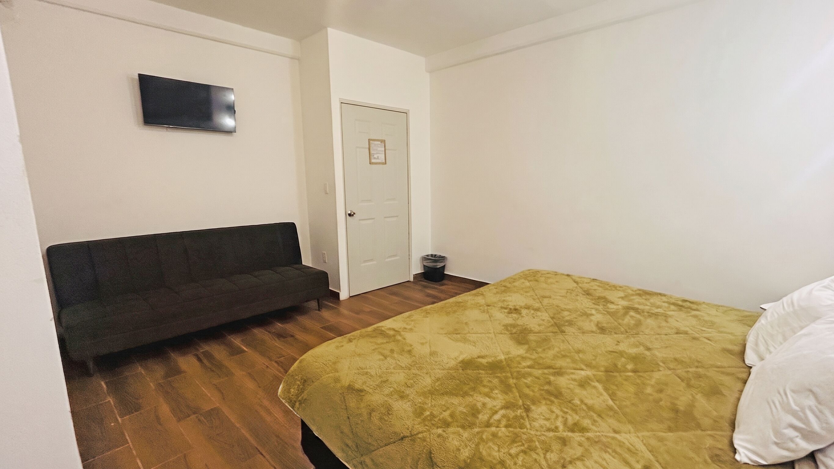 Phòng đôi tiện nghi đơn giản, 1 giường cỡ king và sofa giường | Chăn bông, truy cập Internet không dây miễn phí, bộ trải giường 