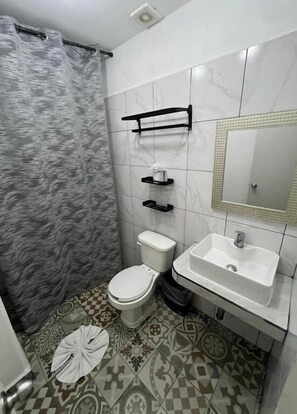 Bathtub, towels, soap, shampoo - Hotel Real Maya (Chetumal)