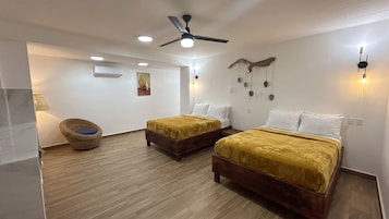 Habitación básica doble | Edredones de plumas, wifi gratis, ropa de cama
