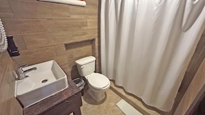 Habitación básica con 1 cama matrimonial o 2 individuales | Baño | Tina, toallas, jabón, shampoo
