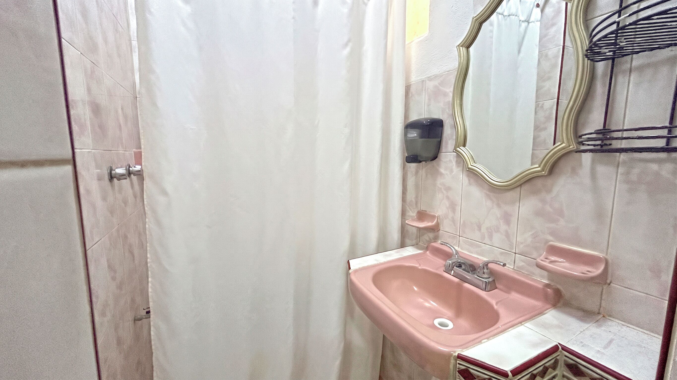 Habitación doble Confort | Baño | Tina, toallas, jabón, shampoo 