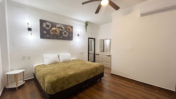 Habitación Confort doble, 1 cama de matrimonio grande con sofá cama | Edredones de plumas, wifi gratis, ropa de cama
