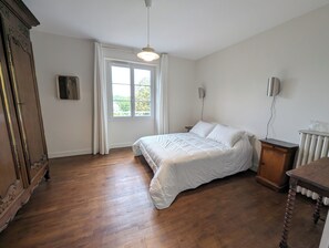 Iron/ironing board, WiFi, bed sheets - Large gîte with garden close to town center and exceptional panorama (Avranches)