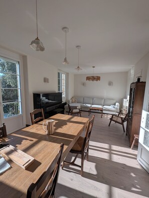 Living area - Large gîte with garden close to town center and exceptional panorama (Avranches)