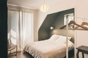6 bedrooms, iron/ironing board, WiFi, bed sheets