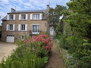Exterior - Large gîte with garden close to town center and exceptional panorama (Avranches)