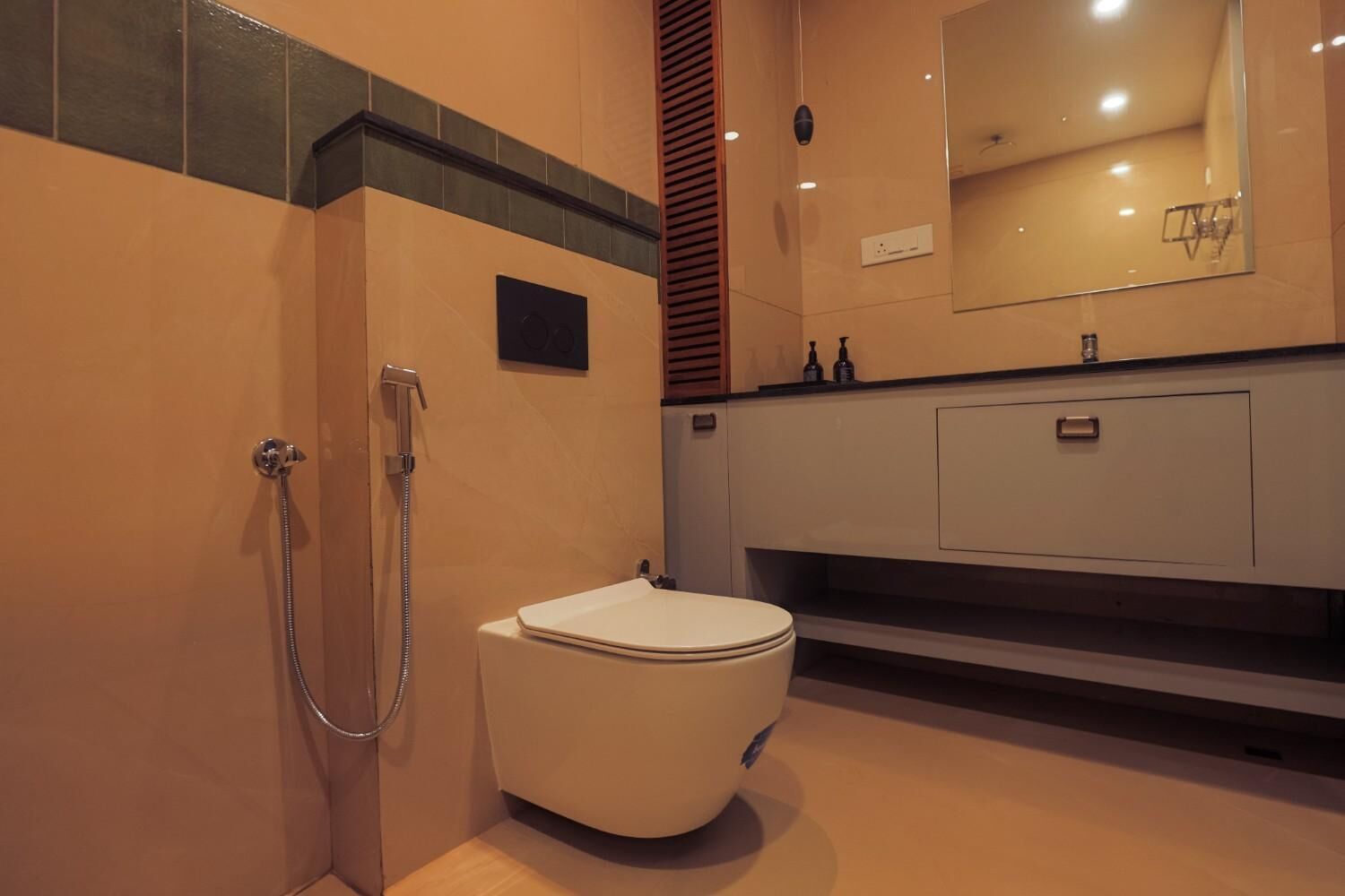 Un baño moderno con inodoro, ducha y tocador.
