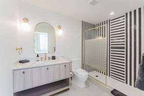 Een haardroger, handdoeken, zeep, toiletpapier