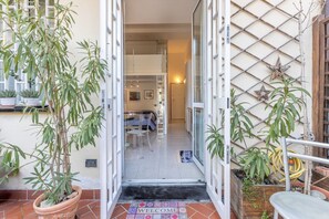 Exterior detail - Cozy 39m2 studio, ideal for an adult and a child up to 10 years old, located on the ground floor in lively Bolognina district. The location is strategic: the Fair, Tecnopolo & ring road are easily reachable, as are Central Station, the new Municipality h (Bologna)