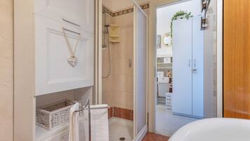 Doccia, bidet, asciugamani