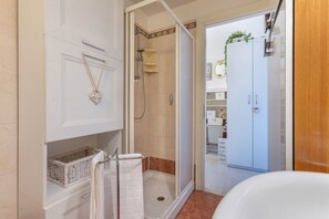 Doccia, bidet, asciugamani