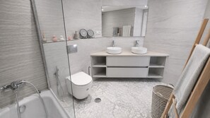 Douche, sèche-cheveux, serviettes fournies, savon