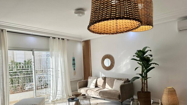 Ein modernes Wohnzimmer mit einer Couch, einem Couchtisch und einem Essbereich.