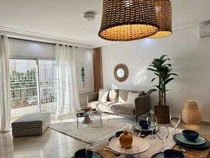 Una sala moderna con sofá, mesa de centro y comedor.
