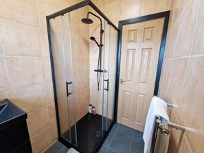 Dusche, Haartrockner, Handtücher, Seife