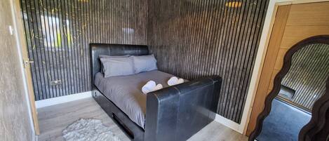 WiFi, bed sheets