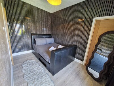 Bright & Spacious Central Apt Near City Centre