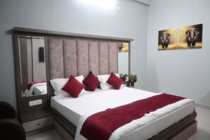 Standaard kamer, 1 twee- of 2 eenpersoonsbedden, uitzicht op de stad | Een bureau, een laptopwerkplek, gratis wifi