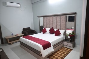 Standaard kamer, 1 twee- of 2 eenpersoonsbedden, uitzicht op de stad | Een bureau, een laptopwerkplek, gratis wifi