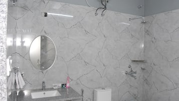 Kamar Double Mewah | Kamar mandi | Shower, handuk, sabun, dan sampo