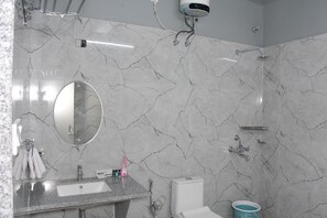 Luxe tweepersoonskamer | Badkamer | Een douche, gratis toiletartikelen, een haardroger, handdoeken