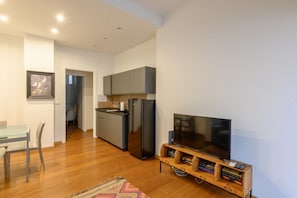 Ein modernes Apartment mit Essbereich, Küche und Wohnzimmer.