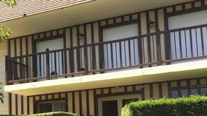 Un immeuble de deux étages doté d’un balcon, de volets et d’une enseigne sur laquelle on peut lire « LE CLOS ».
