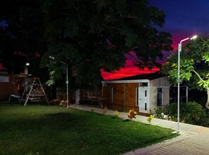 Property grounds - Cozy 1-bedroom cottage in gorgeous Silvania with mountain views (Silvania)