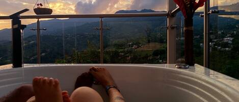 Outdoor spa tub
