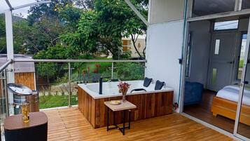 Outdoor spa tub