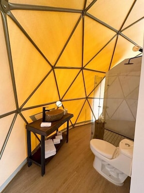 Deluxe bungalow, uitzicht op lagune | Badkamer | Een douche, gratis toiletartikelen, handdoeken, zeep