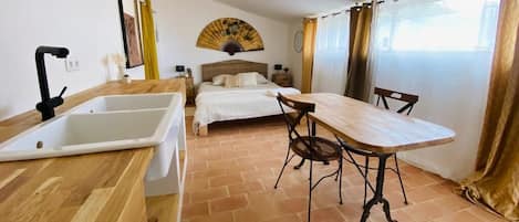 1 bedroom, bed sheets