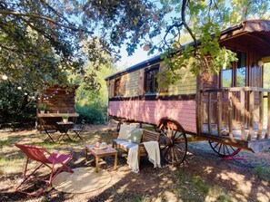 Outdoor dining - Bohemian caravan in the heart of nature with horses and donkeys (Jouques)