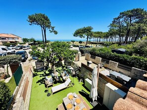 A rooftop garden with outdoor seating, a pool, and a view of the sea. - - Casa Vista - Panoramic sea view - 50 meters from the beach - (Borgo)