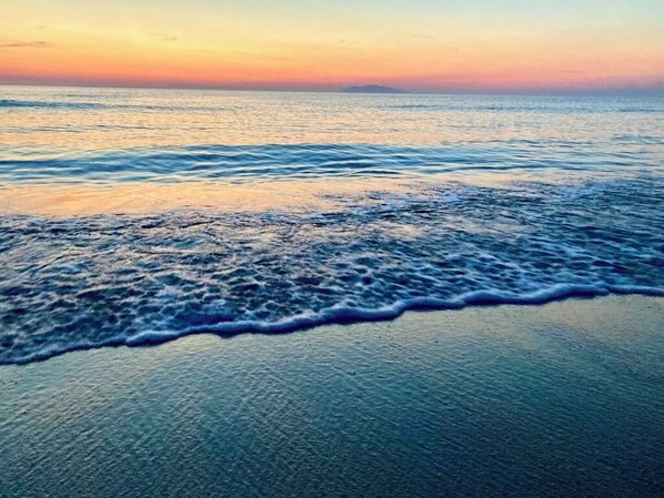 A beach with waves at the shore. - - Casa Vista - Panoramic sea view - 50 meters from the beach - (Borgo)