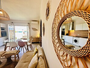 A modern living room with a sofa, chairs, a dining table, and a kitchen in the background. - - Casa Vista - Panoramic sea view - 50 meters from the beach - (Borgo)