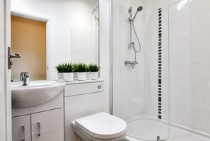 Dusche, Haartrockner, Handtücher, Seife