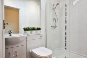Shower, hair dryer, towels, soap - Bright And Airy Cottage Close To Salisbury Centre (Salisbury)